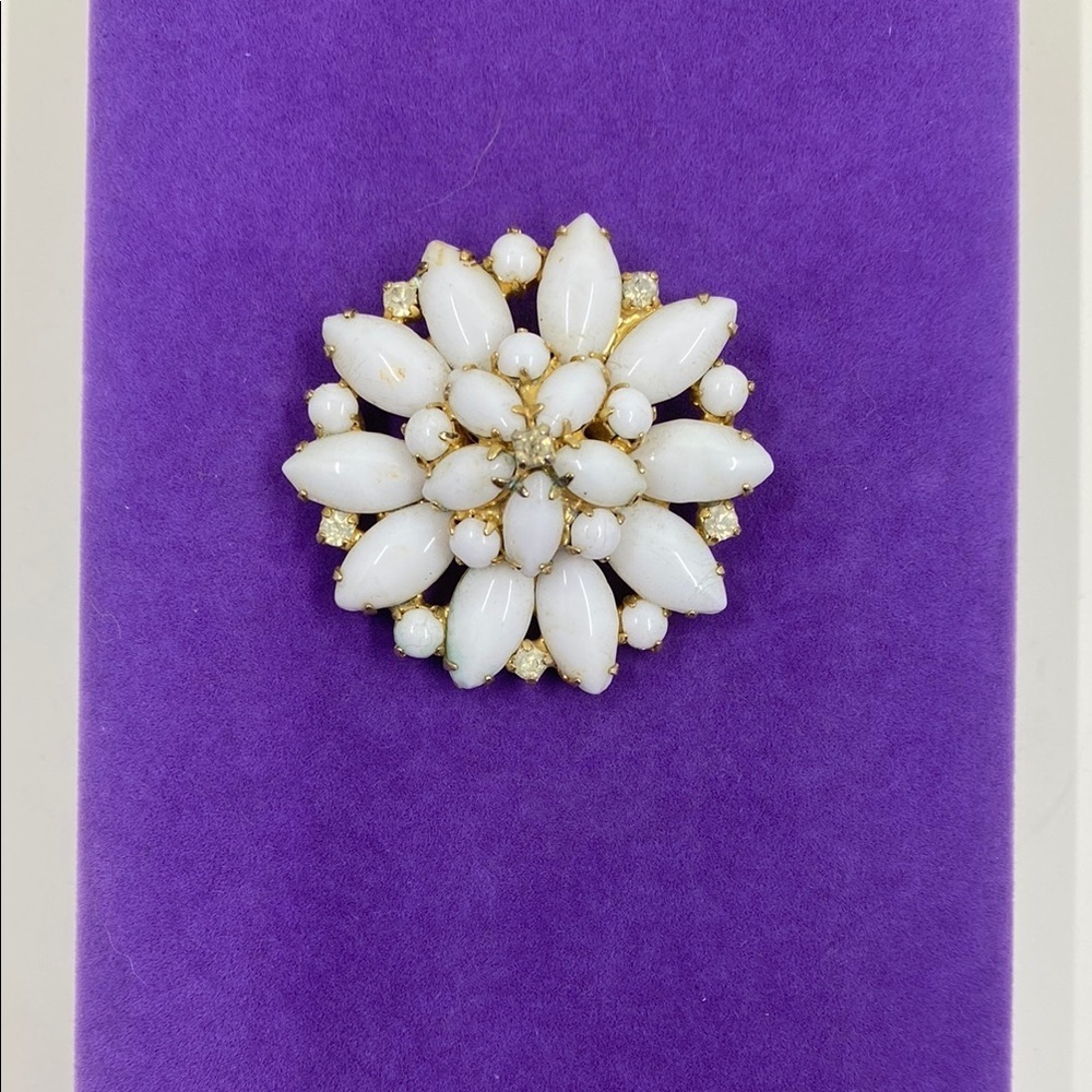 💛 Elegant Gold Plated Milk Glass Floral Brooch
